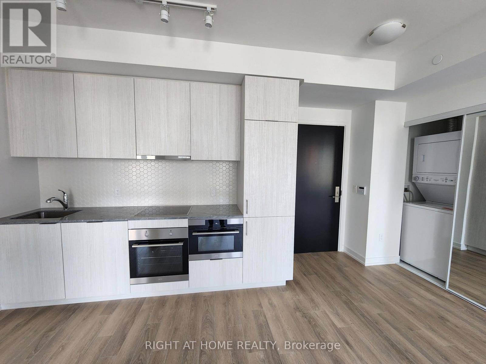 Toronto (moss Park), ON M5A0K9,158 Front ST East #414