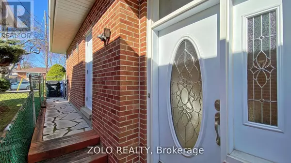 Toronto (newtonbrook East), ON M2M2B8,32 REVCOE DRIVE