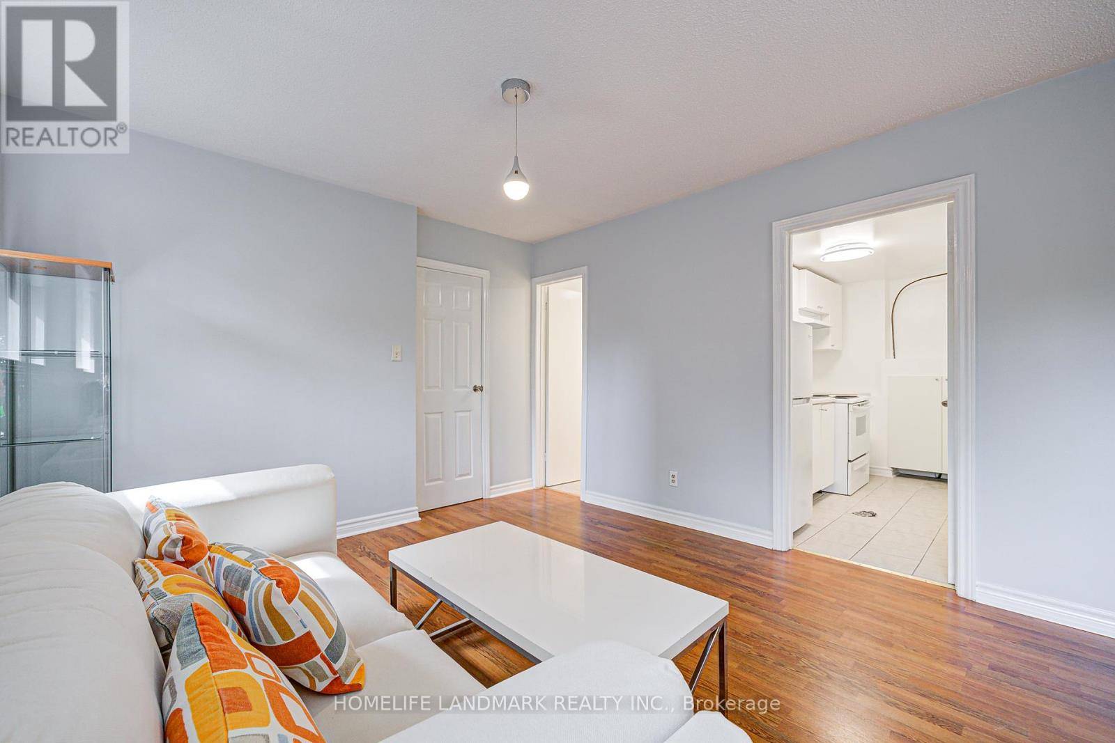 Toronto (don Valley Village), ON M2J2X1,GROUND LEVEL - 104 ANGUS DRIVE