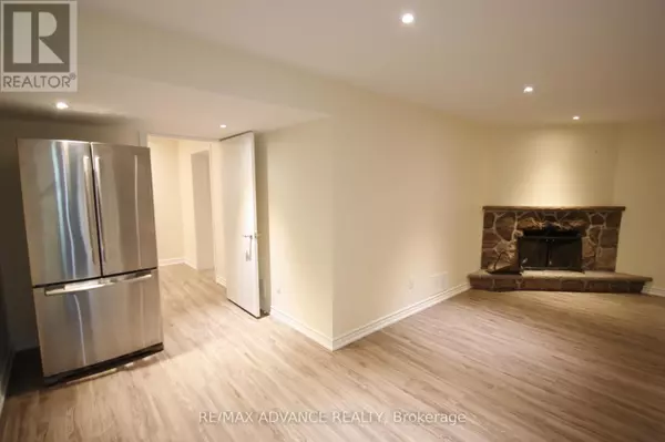 Toronto (st. Andrew-windfields), ON M2L2H7,33 Carluke CRES #Lower