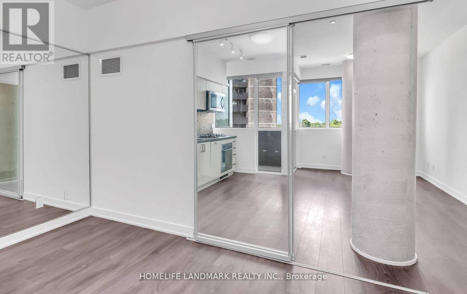 Toronto (casa Loma), ON M5P0A2,501 St Clair AVE West #419