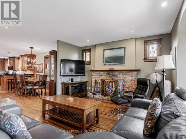 Toronto (humewood-cedarvale), ON M6C2Z4,209 ARLINGTON AVENUE