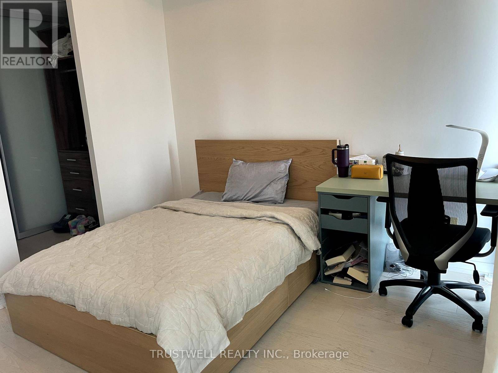 Toronto (kensington-chinatown), ON M5G0C1,488 University AVE #2605