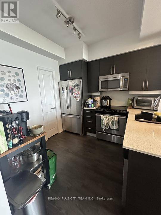 Toronto (niagara), ON M6K3R8,125 Western Battery RD #2501