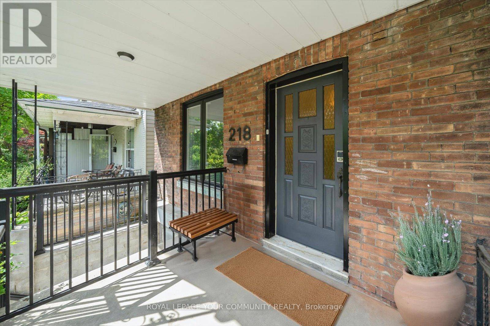 Toronto (palmerston-little Italy), ON M6G3G1,218 BEATRICE STREET