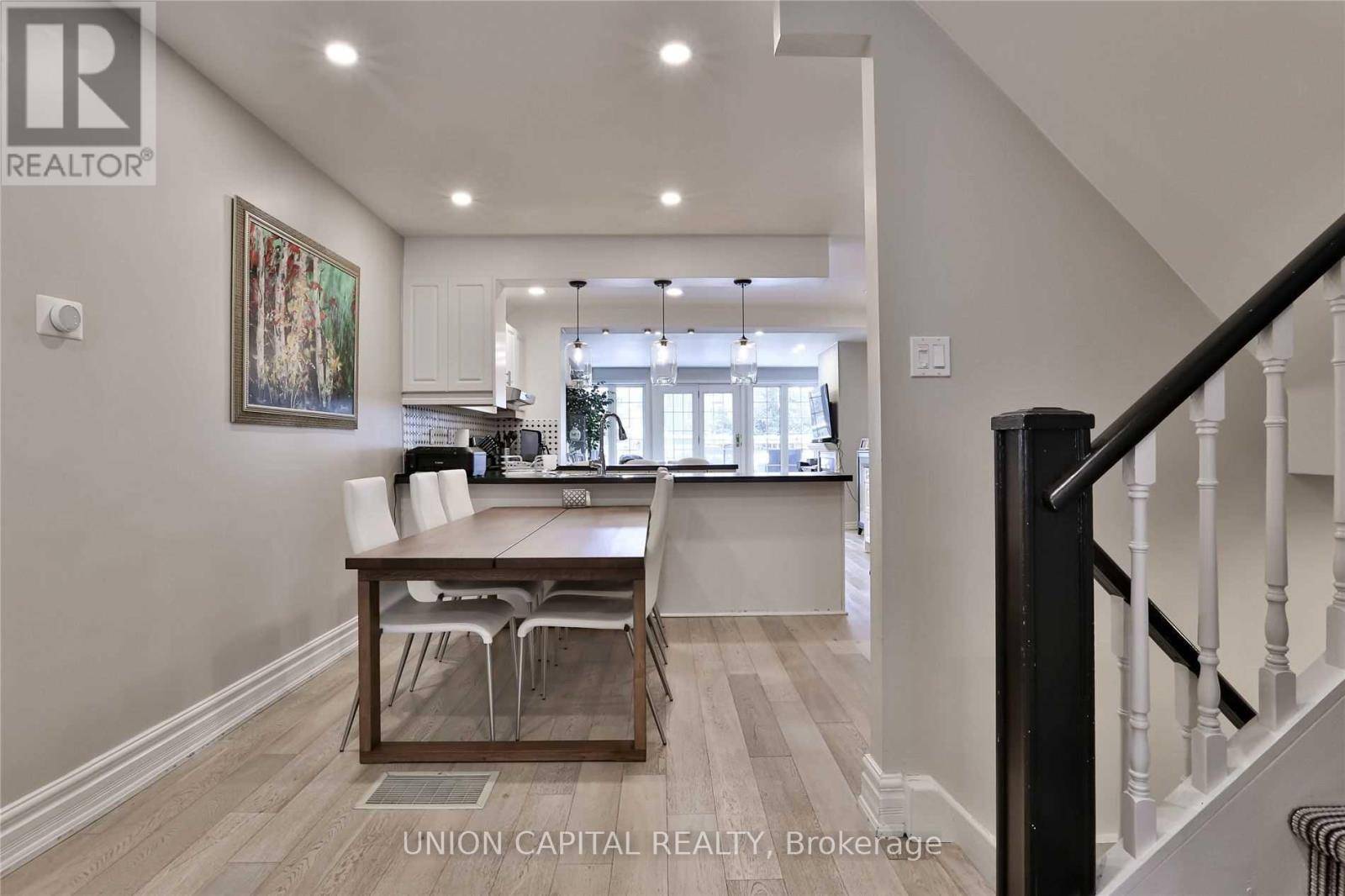 Toronto (mount Pleasant East), ON M4P1Z4,210 ERSKINE AVENUE