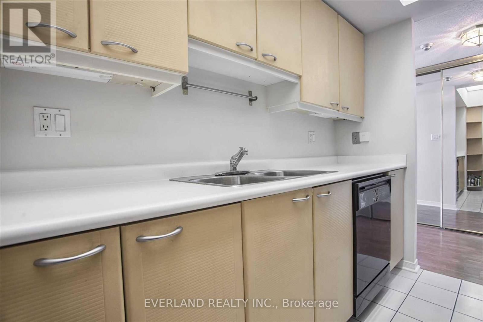 Toronto (banbury-don Mills), ON M3C3M8,5 Concorde PL #3711