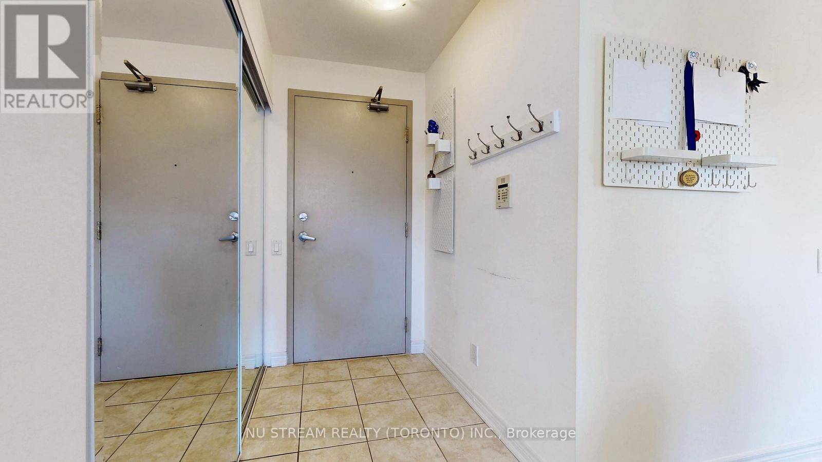 Toronto (yonge-st. Clair), ON M4V1M1,60 St Clair AVE West #901