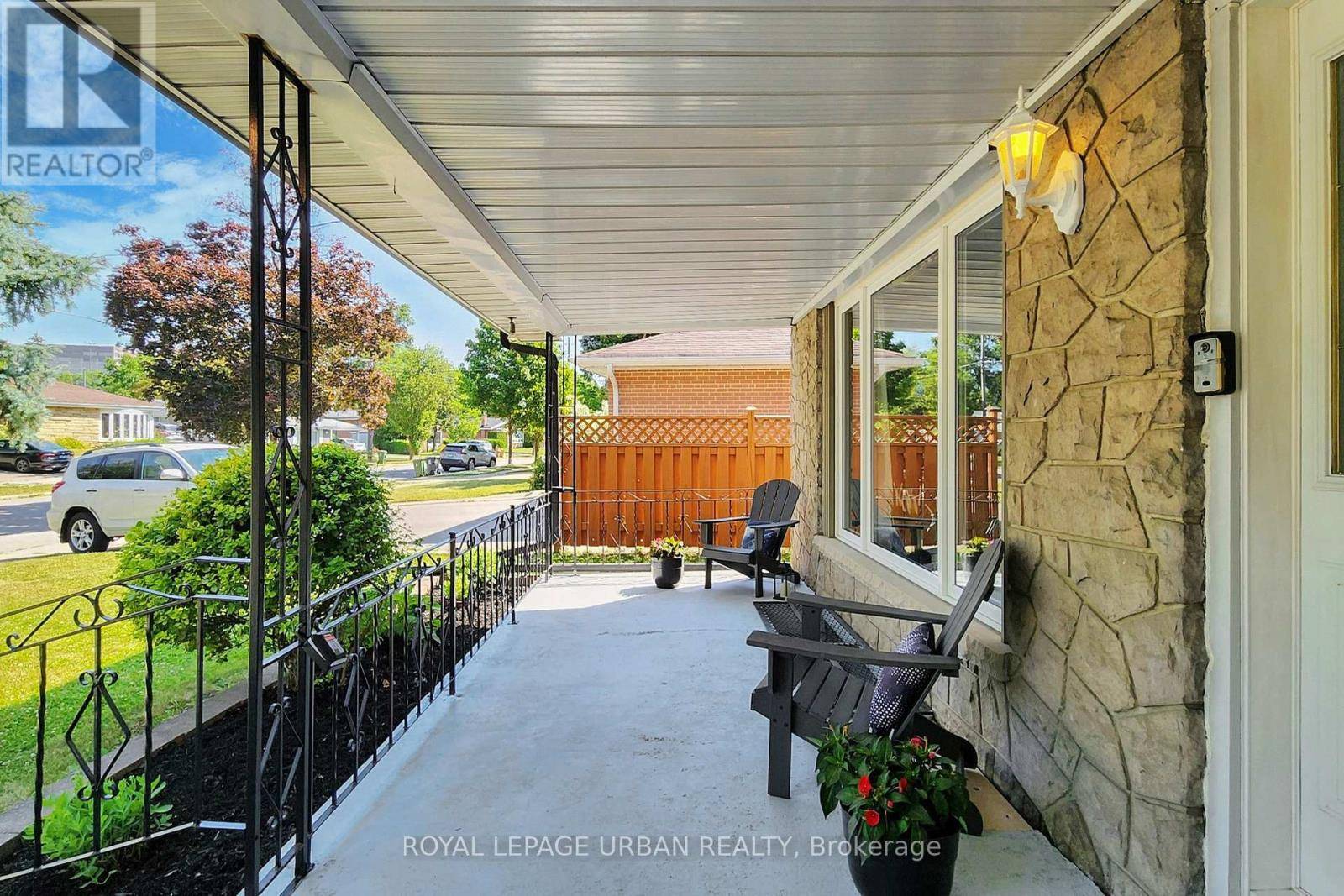 Toronto (parkwoods-donalda), ON M3A2E6,186 ROYWOOD DRIVE