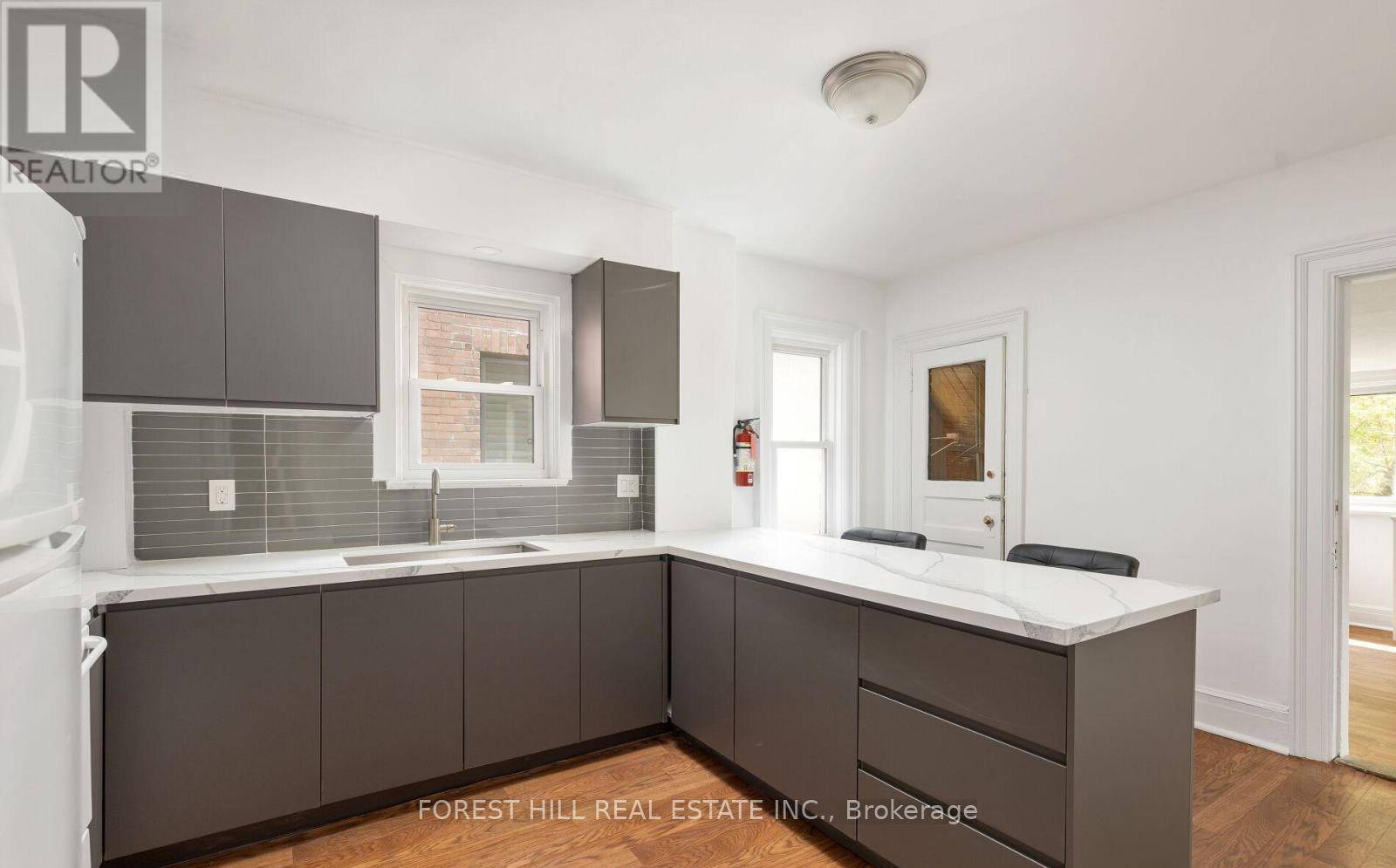Toronto (casa Loma), ON M4V1X3,303 Lonsdale RD #2nd Floor