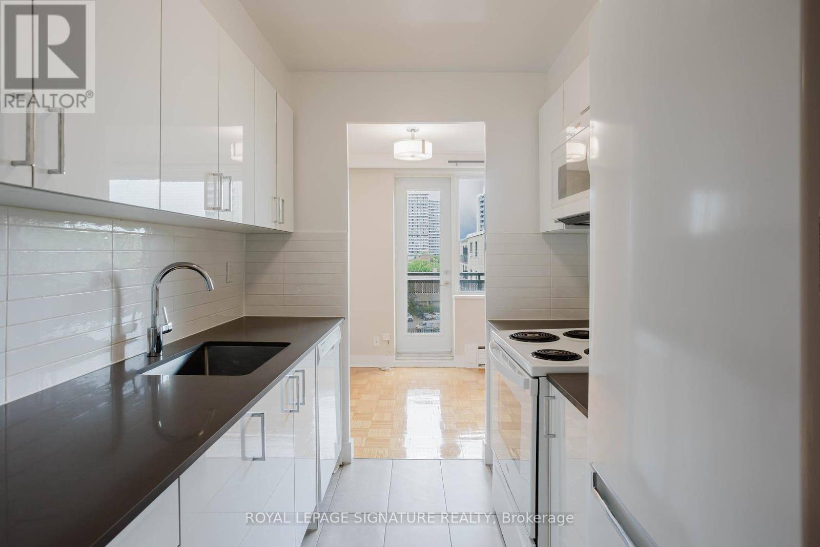 Toronto (thorncliffe Park), ON M4H1E2,2 Grandstand PL #309