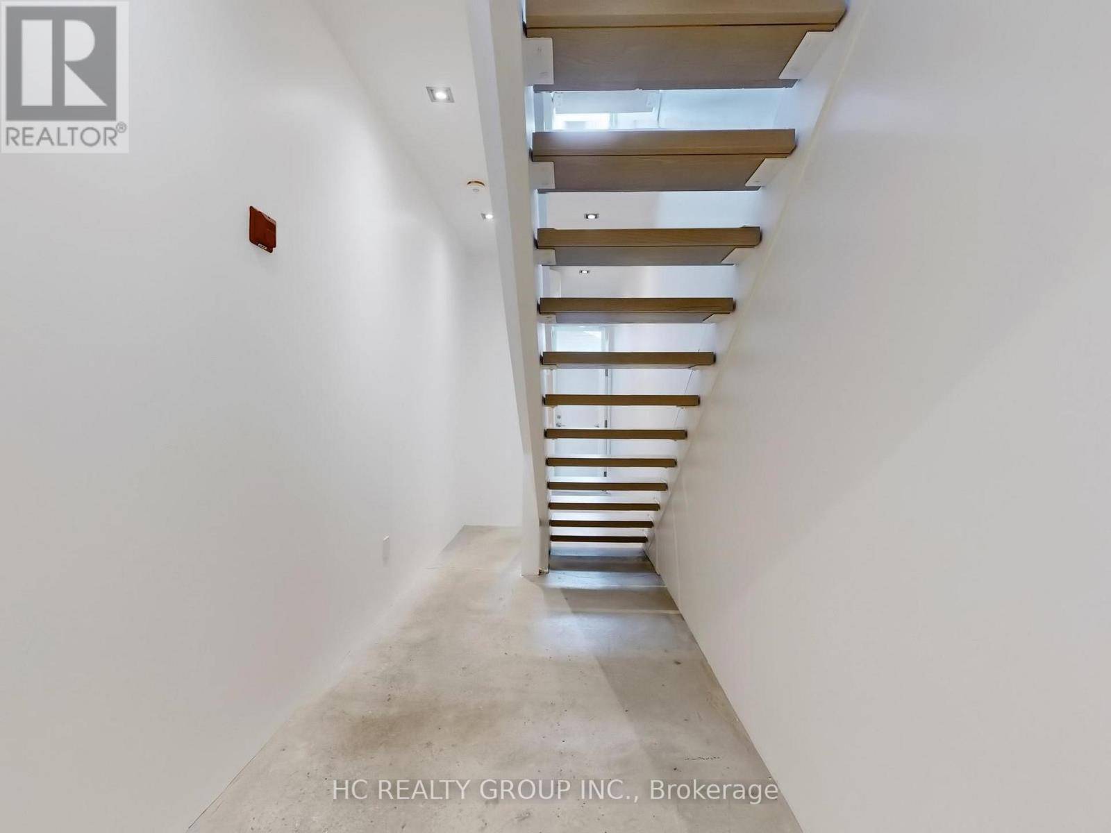 Toronto (trinity-bellwoods), ON M6J1V9,899 DUNDAS STREET W