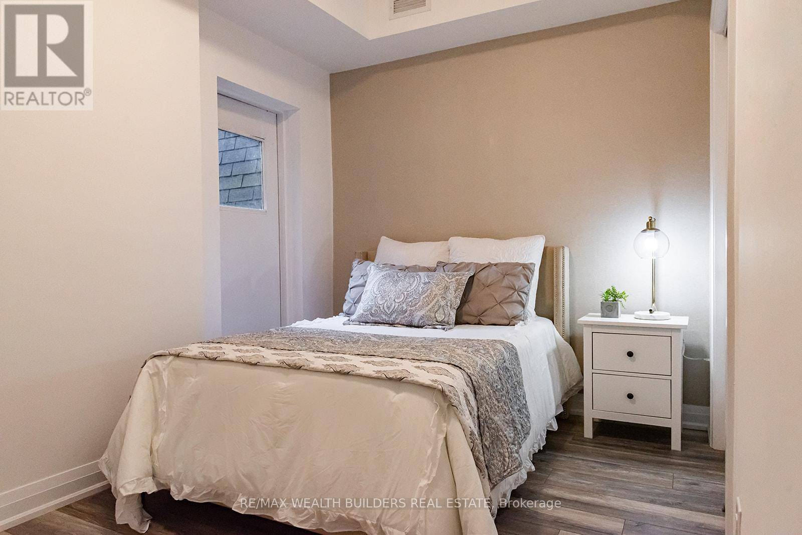 Toronto (moss Park), ON M5B2C1,213 Jarvis ST #6