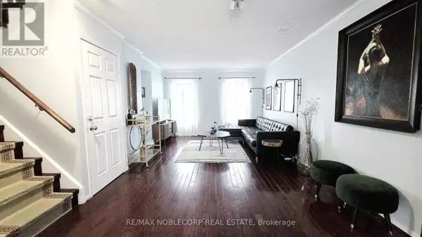 Toronto (thorncliffe Park), ON M4H1R4,17 Overlea BLVD #D