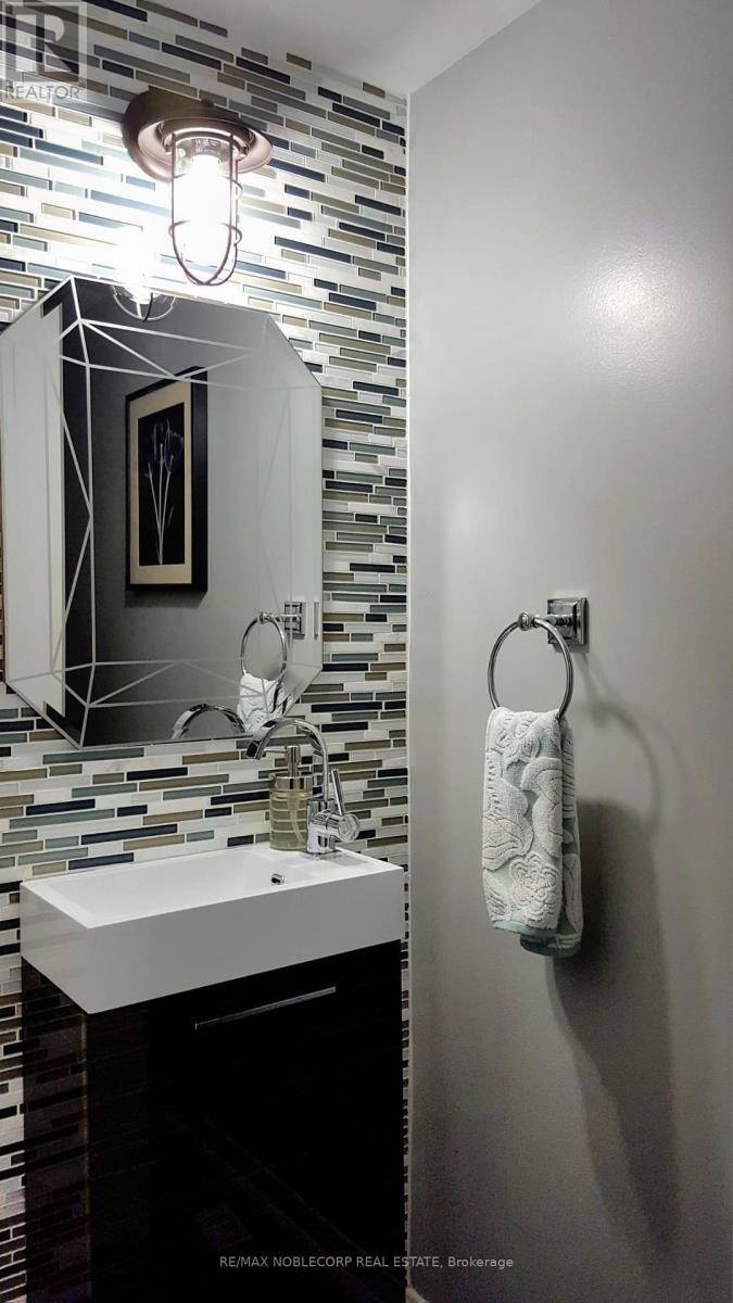 Toronto (thorncliffe Park), ON M4H1R4,17 Overlea BLVD #D