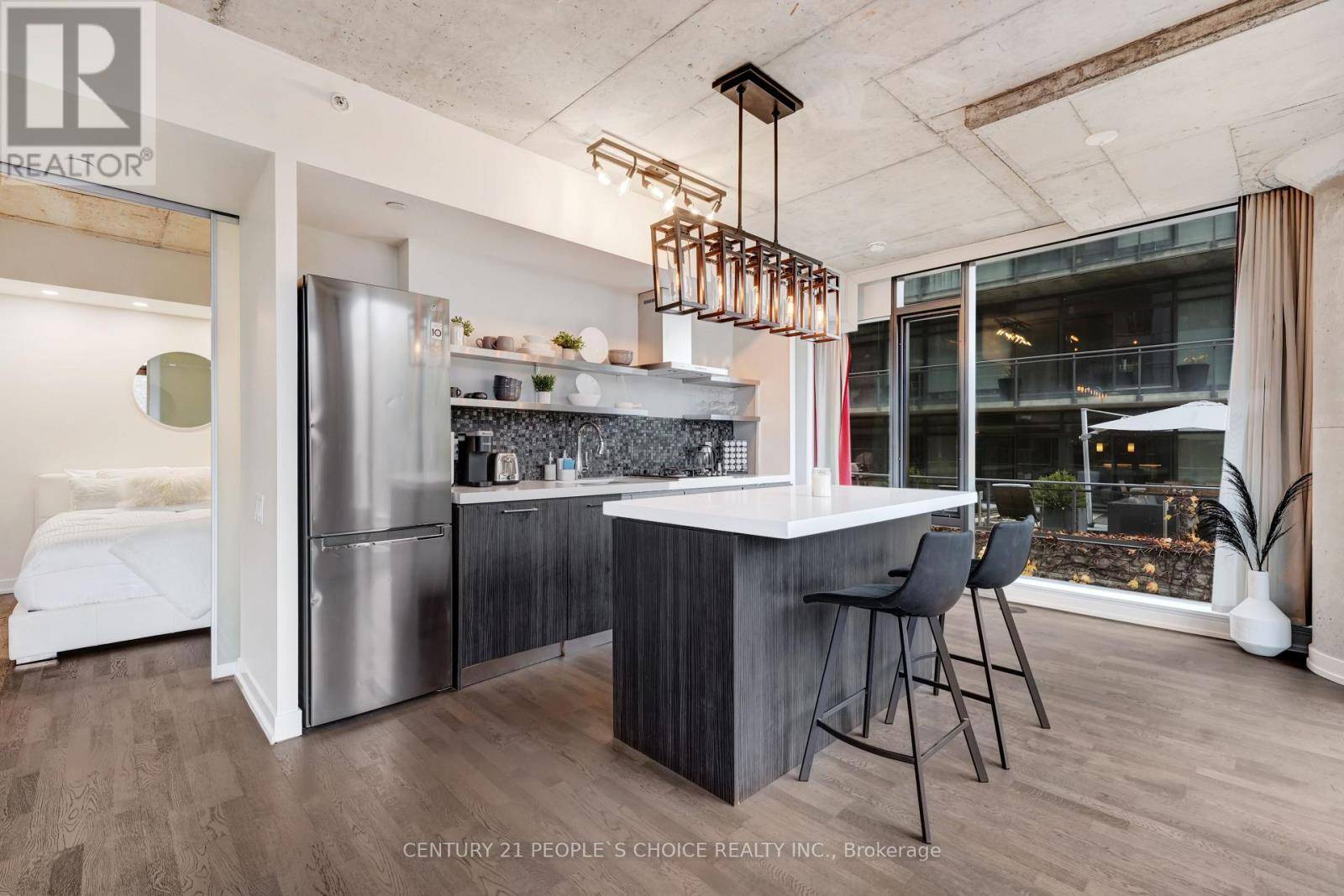 Toronto (waterfront Communities), ON M5V1M3,560 King ST West #305