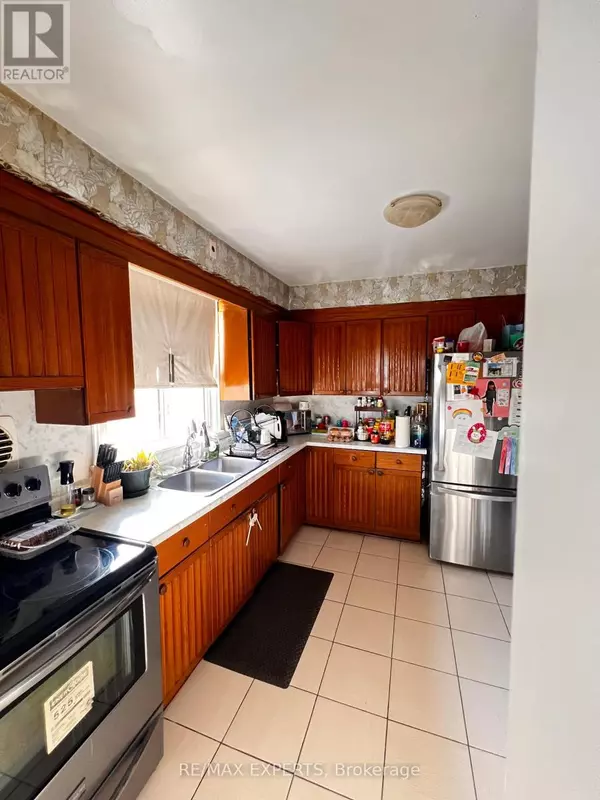 Toronto (bathurst Manor), ON M3H4P9,152 Overbrook PL #3