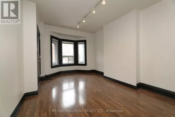 Toronto (annex), ON M6G1P1,32 BARTON AVENUE