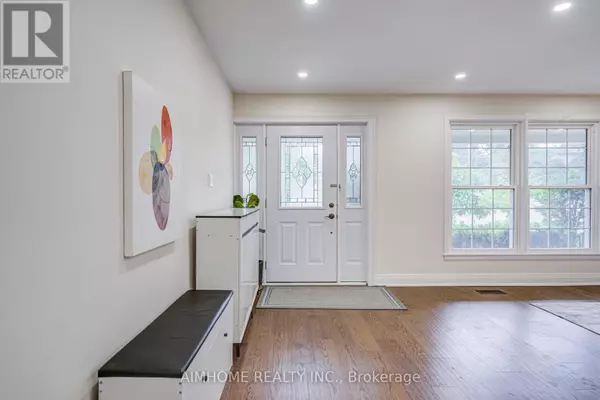Toronto (bayview Woods-steeles), ON M2K2L5,18 COLONNADE ROAD
