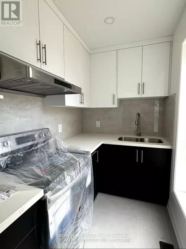 Toronto (kensington-chinatown), ON M5S2R2,643 Bathurst ST #103