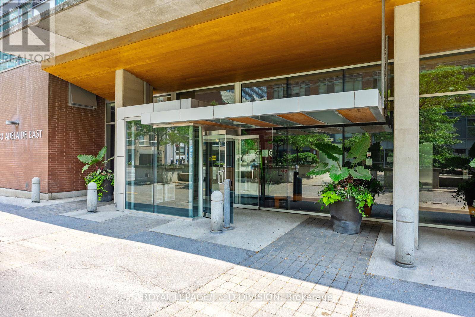Toronto (moss Park), ON M5A4T4,218 King ST East #407