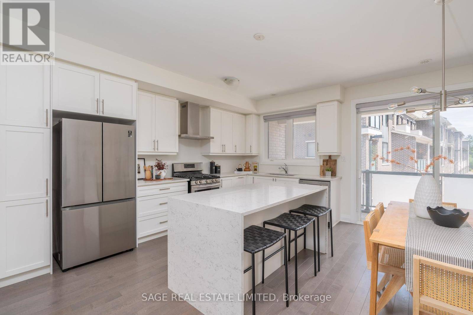 Toronto (banbury-don Mills), ON M3B2Y8,211 THE DONWAY E