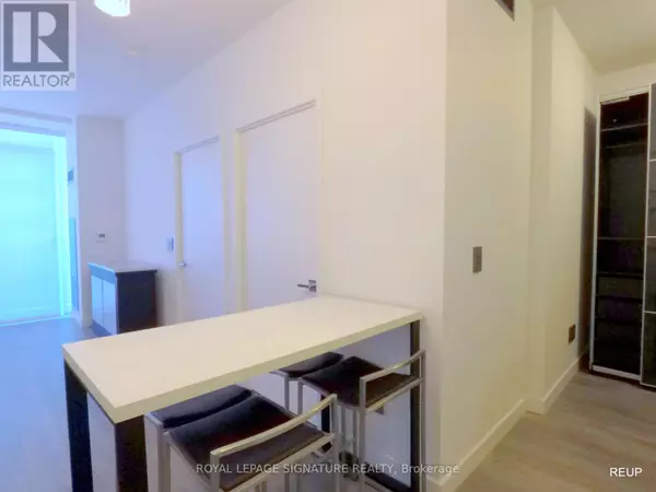 Toronto (mount Pleasant West), ON M4P1A6,8 Eglinton AVE West #2402