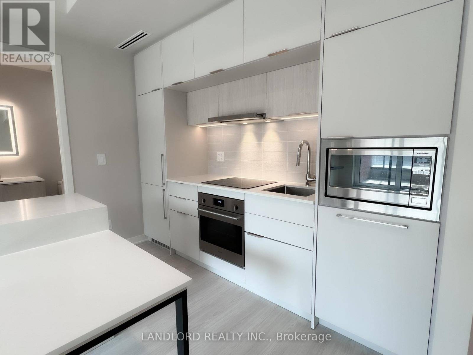 Toronto (oakwood Village), ON M6C0A5,185 Alberta AVE #316