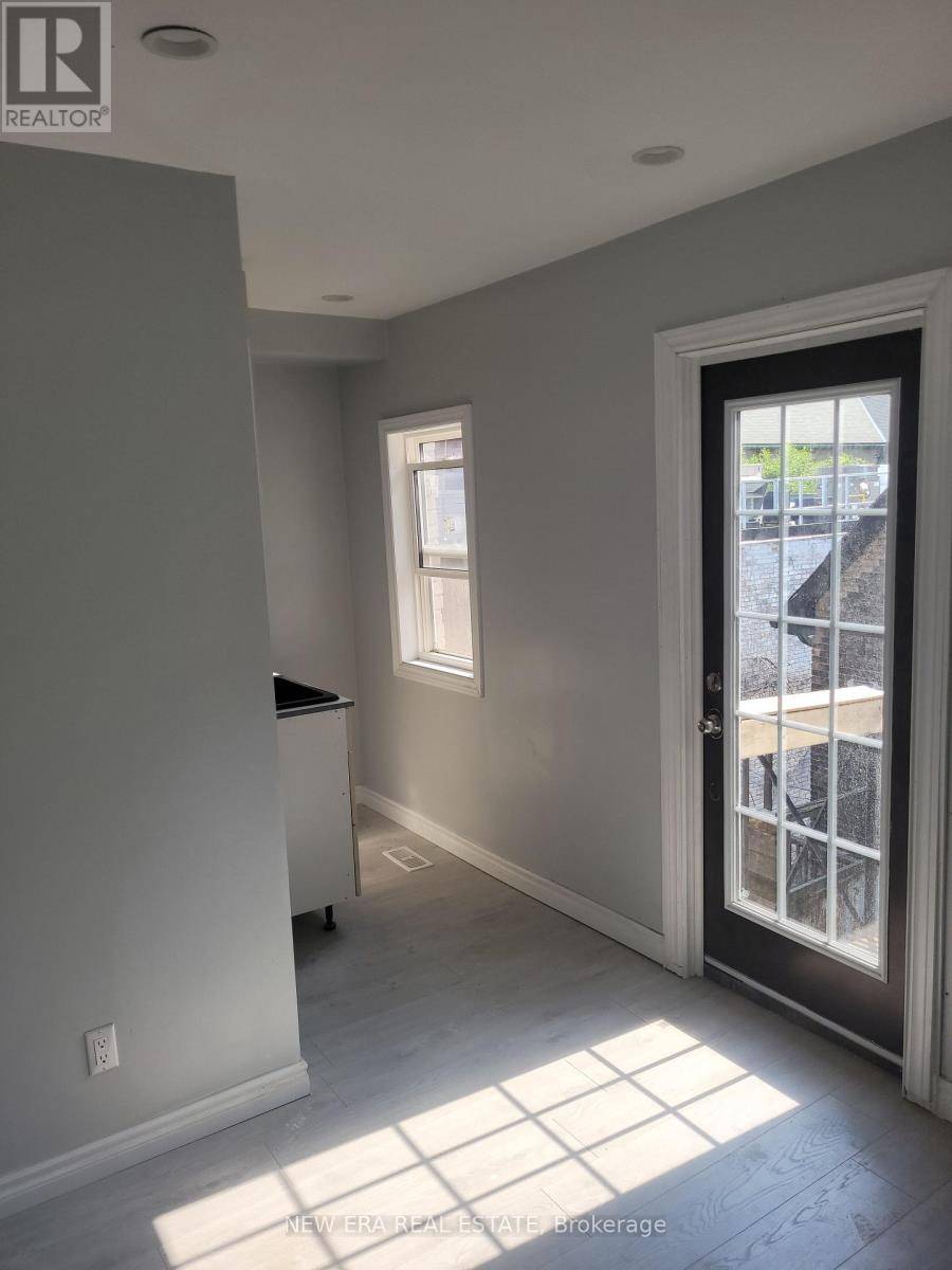 Toronto (annex), ON M5R3G1,850 BATHURST STREET