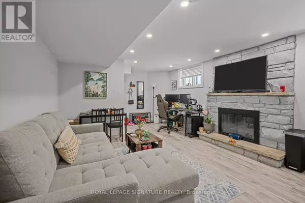 Toronto (englemount-lawrence), ON M6B1Z6,599 Glencairn AVE #Lower