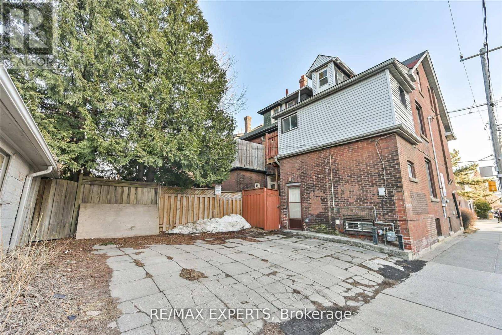 Toronto (annex), ON M5R1G8,18 BARTON AVENUE