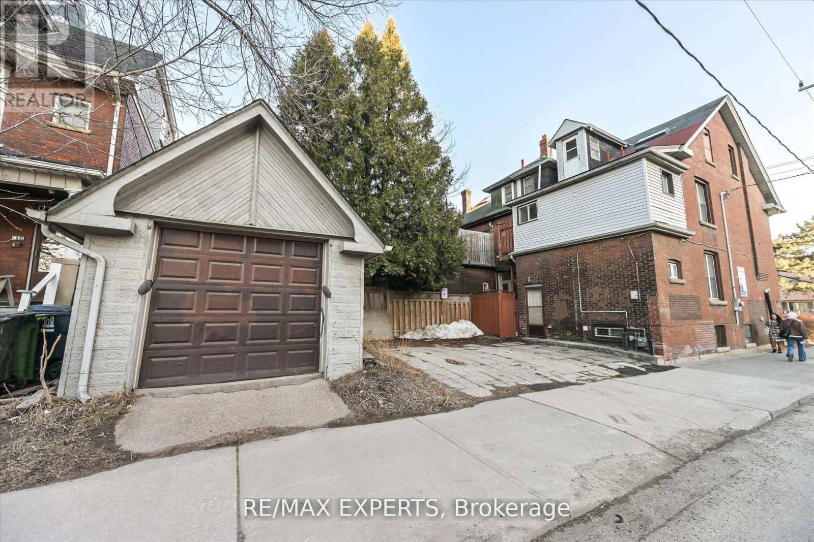 Toronto (annex), ON M5R1G8,18 BARTON AVENUE