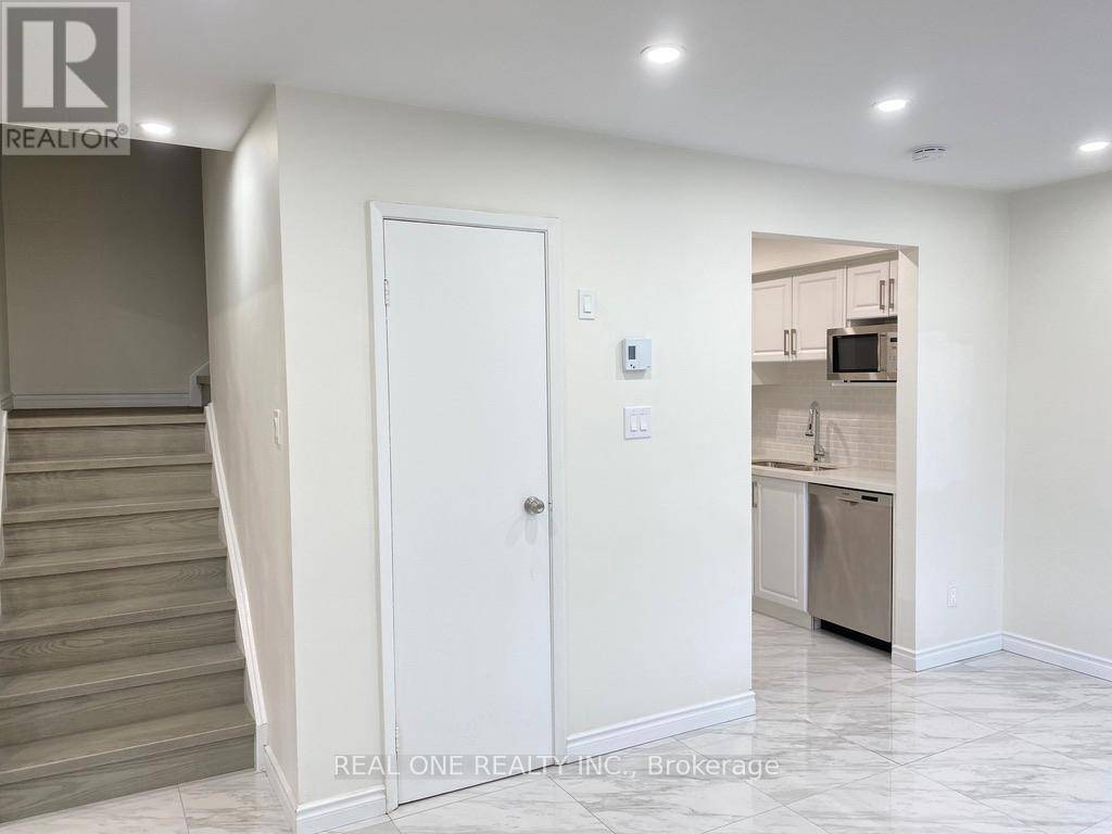 Toronto (don Valley Village), ON M2J4N3,103 ROCK FERN WAY