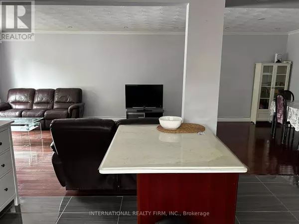 Toronto (bayview Woods-steeles), ON M2H1C4,14 REIBER CRESCENT