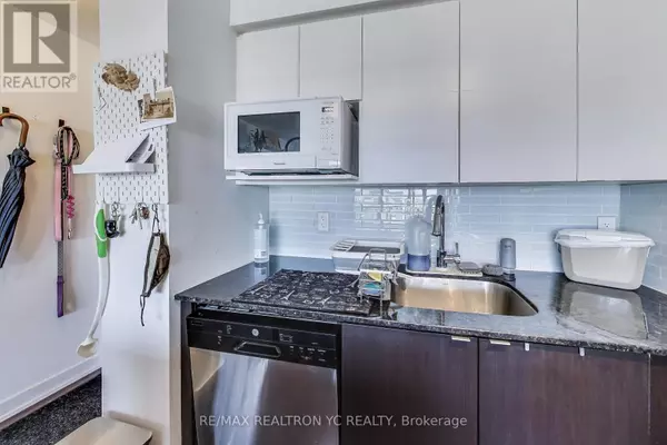 Toronto (englemount-lawrence), ON M6A0B3,120 Varna DR #520