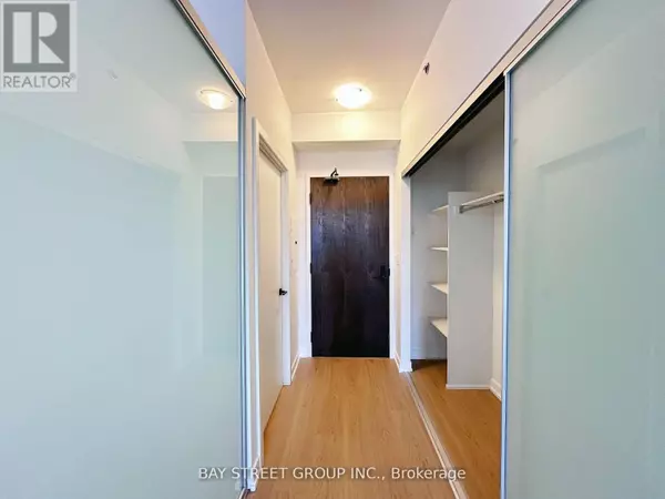 Toronto (kensington-chinatown), ON M5G1S9,426 University AVE #2909