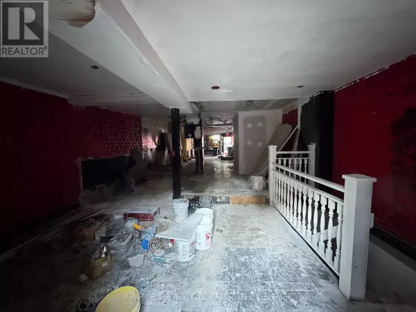 Toronto (trinity-bellwoods), ON M5T2R8,200 Bathurst ST #Main Floor