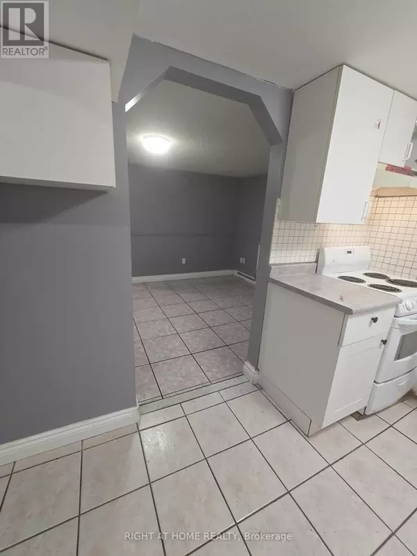 Toronto (oakwood Village), ON M6E3L1,342 Northcliffe BLVD West #B1