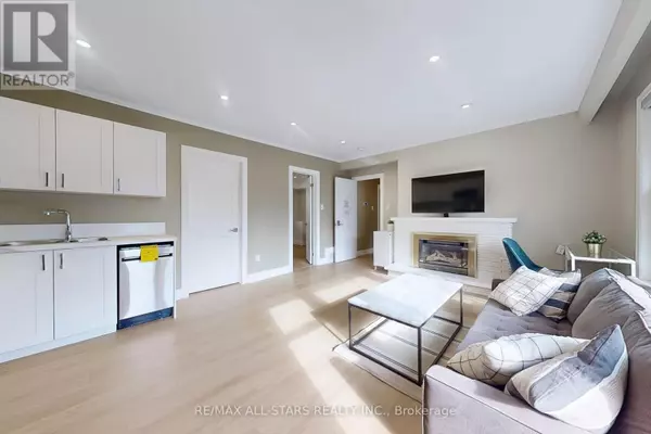 Toronto (willowdale West), ON M2N1X1,105 BETTY ANN DRIVE