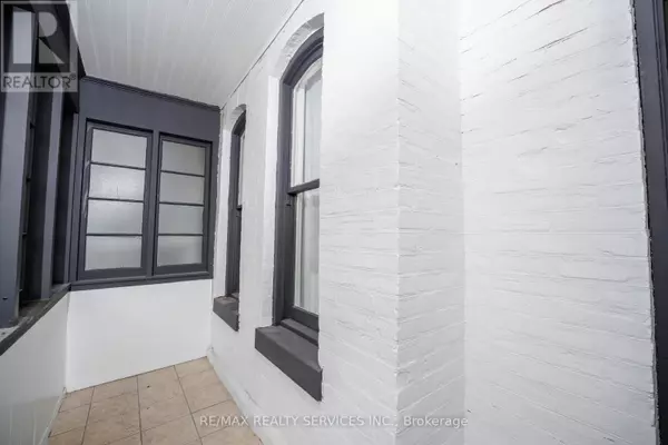 Toronto (little Portugal), ON M6J3L3,191 GLADSTONE AVENUE