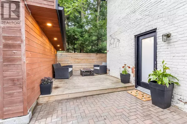 Toronto (dufferin Grove), ON M6H3Y2,377 LANSDOWNE AVENUE