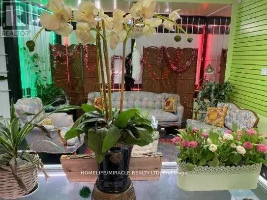 Toronto (trinity-bellwoods), ON M6J1V6,871 DUNDAS STREET