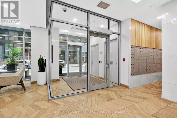 Toronto (niagara), ON M5V0A7,15 BRUYERES Mews #212