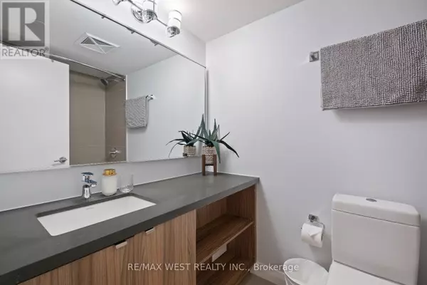 Toronto (annex), ON M5R0B4,155 Yorkville AVE #704
