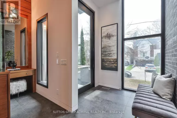 Toronto (bedford Park-nortown), ON M5M1H3,415 DOUGLAS AVENUE