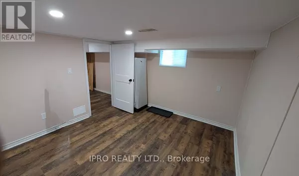 Toronto (oakwood Village), ON M6E3A8,25 ROCKVALE AVENUE W
