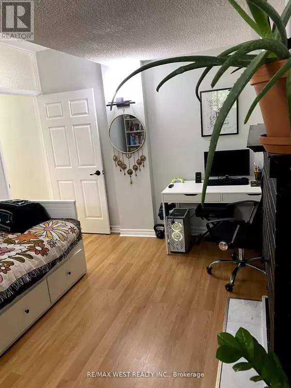 Toronto (dufferin Grove), ON M6H1A4,926 College ST #Main Fl