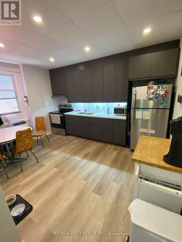 Toronto (dufferin Grove), ON M6H1A4,926 College ST #Main Fl
