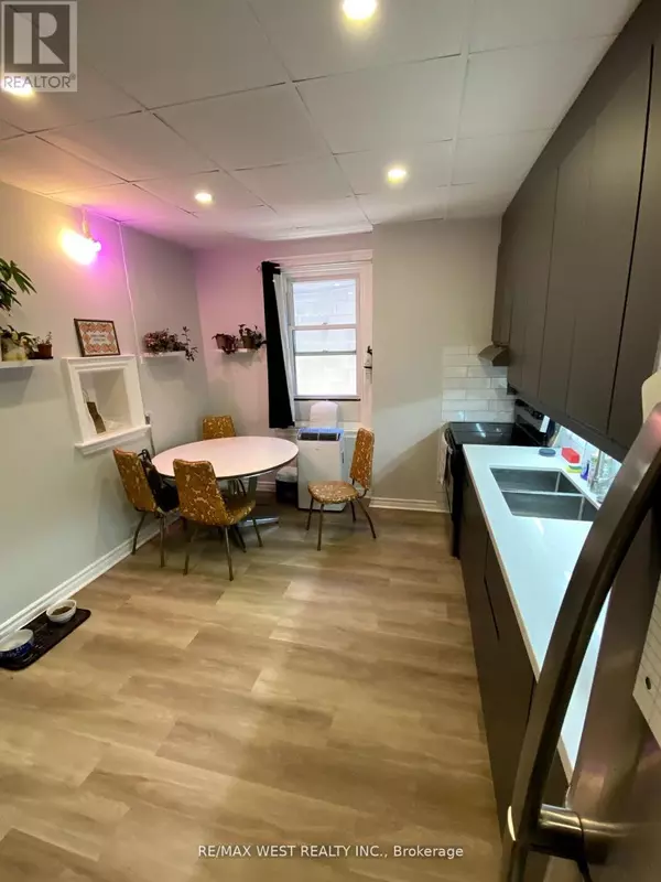 Toronto (dufferin Grove), ON M6H1A4,926 College ST #Main Fl