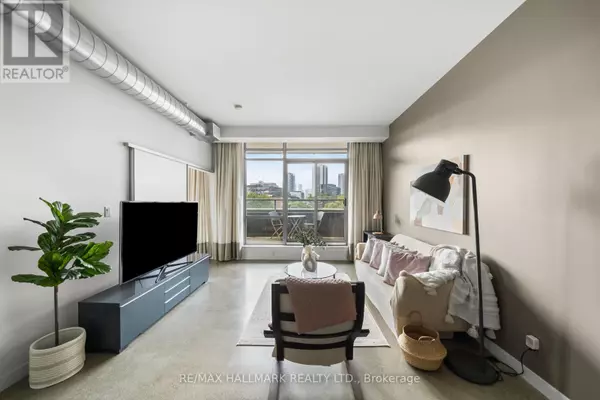 Toronto (moss Park), ON M5A1M5,569 King ST East #503